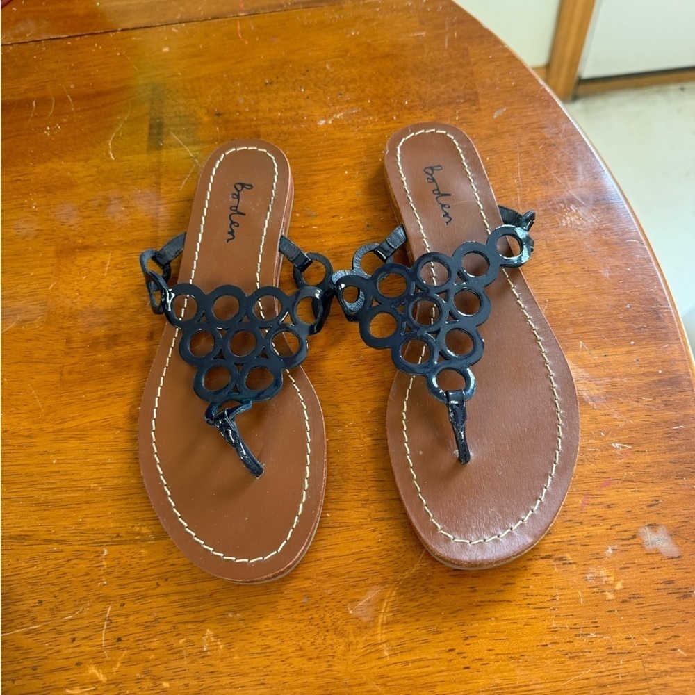 BODEN thong toe patent leather midnight blue sandals size 37=6.5-7